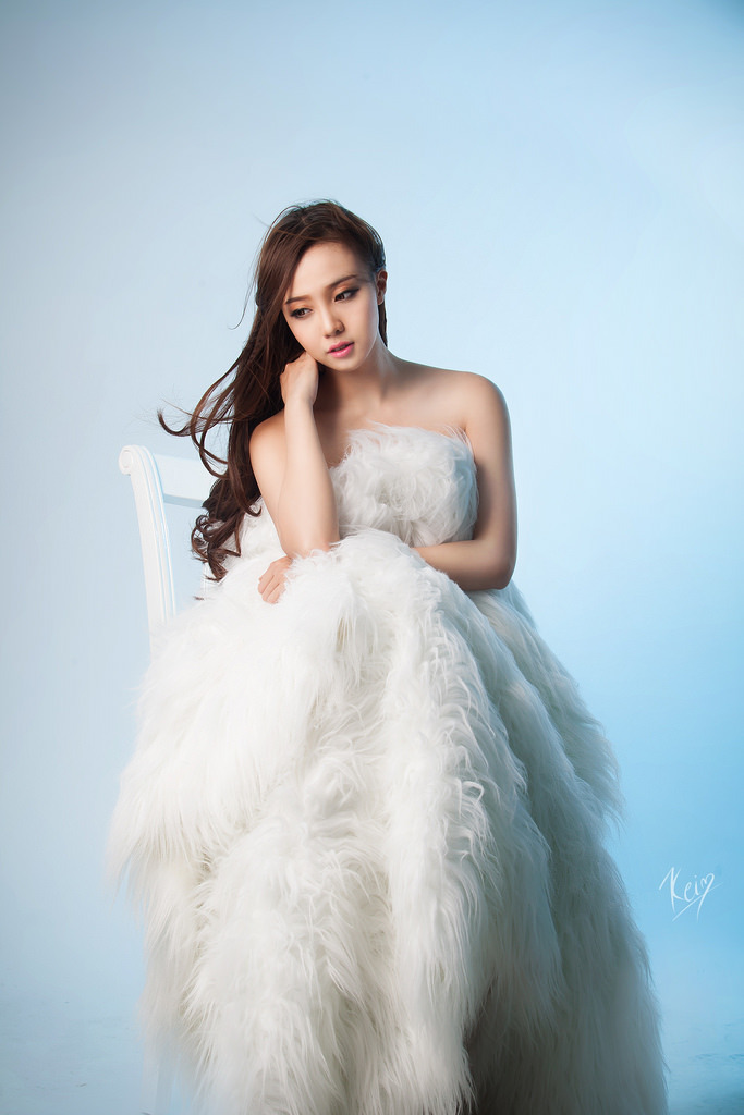 美女露出双乳扒开腿给男人玩